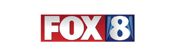 Das Bild zeigt das Logo von FOX 8. Das Wort "FOX" steht in großen weißen Buchstaben auf rotem Hintergrund, und die Zahl "8" steht in fetter weißer Schrift auf blauem Hintergrund auf der rechten Seite. Das Design hat einen leichten Metallic-Farbverlauf und ist vor einem hellgrauen Hintergrund zu sehen.